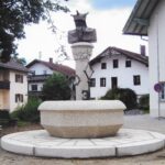 Brunnenfigur, Wappen, Degenberger, Schlüssel, Bischofstab (2004)